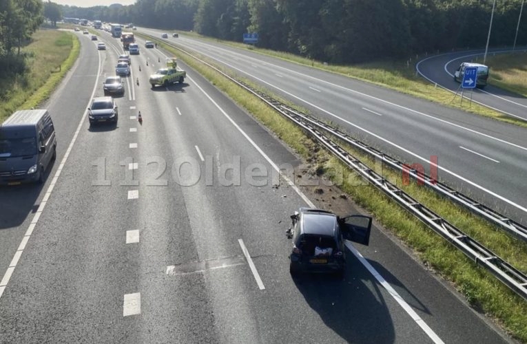 Auto botst op vangrail op de A1 bij Hengelo