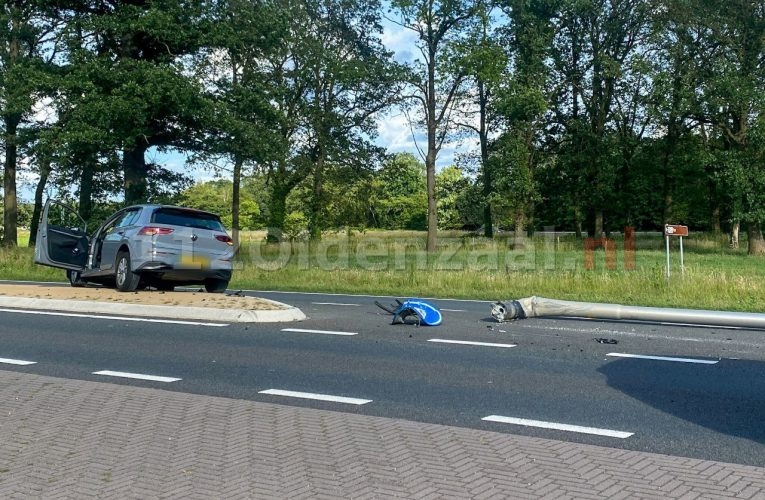 Auto ramt lantaarnpaal op de N342 tussen Oldenzaal en Hengelo