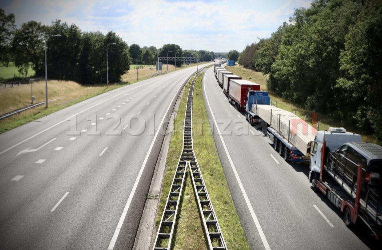 UPDATE: Boerenblokkades op de A35 en A1, opritten afgesloten, verkeerschaos in regio