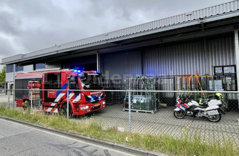 Man zit vast met vinger bij ongeval bij bedrijf in Oldenzaal