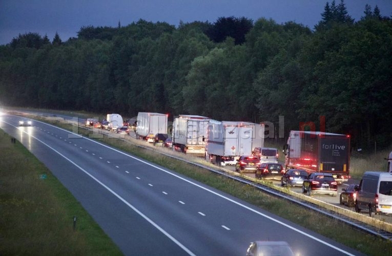 Groepje automobilisten hinderen verkeer op A1 tussen Oldenzaal en De Lutte