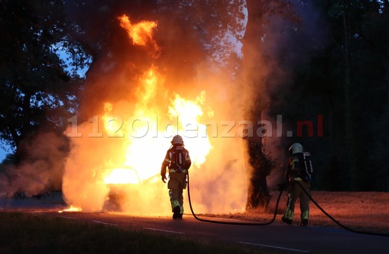 Auto brandt volledig uit op Denekamperstraat in Oldenzaal