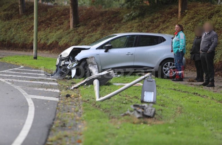 Automobilist raakt van de weg en belandt tegen lantaarnpaal in Oldenzaal