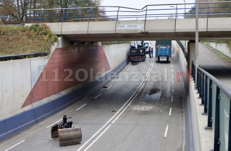 Vrachtwagen ramt spoorviaduct Oldenzaal, hulpdiensten rukken massaal uit