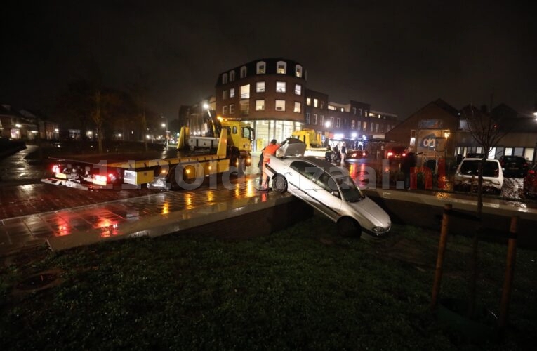 Automobilist belandt in Singelpark centrum Oldenzaal