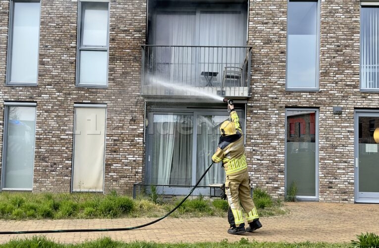 VIDEO: Brand op balkon in Oldenzaal; meerdere personen opgevangen door ambulancepersoneel