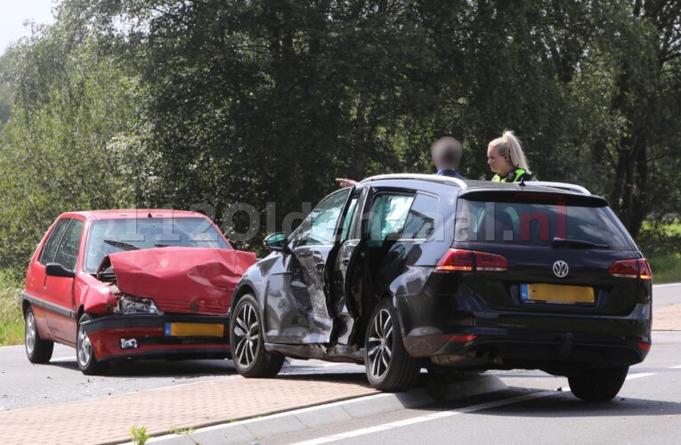 Twee auto’s total loss na aanrijding tussen Oldenzaal en Weerselo