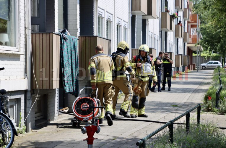 VIDEO: Woningbrand in Oldenzaal; politie haalt persoon uit woning