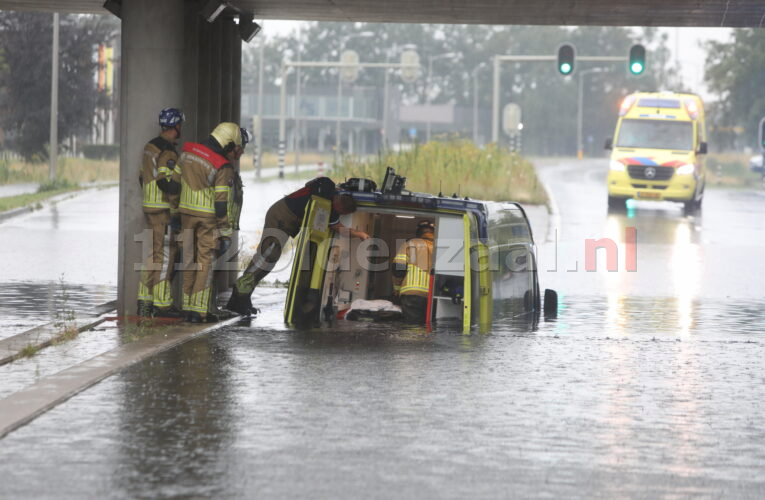 Enorme wateroverlast door hevige regenbuien; ambulance vast onder viaduct in Oldenzaal