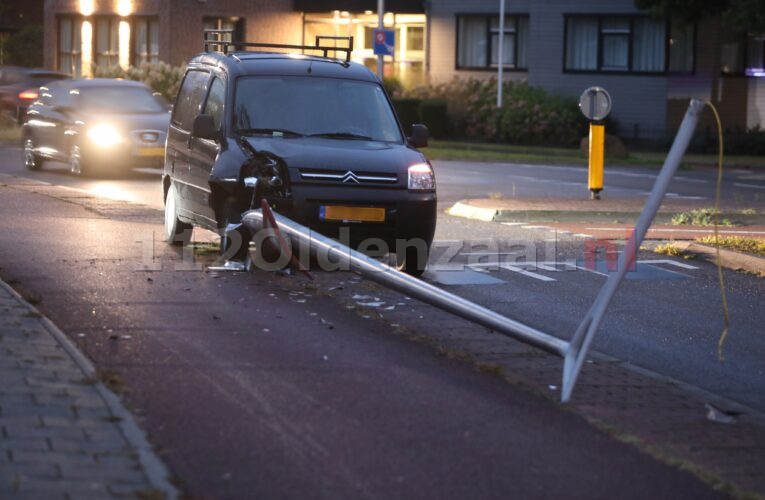 Automobilist ramt lantaarnpaal in Oldenzaal