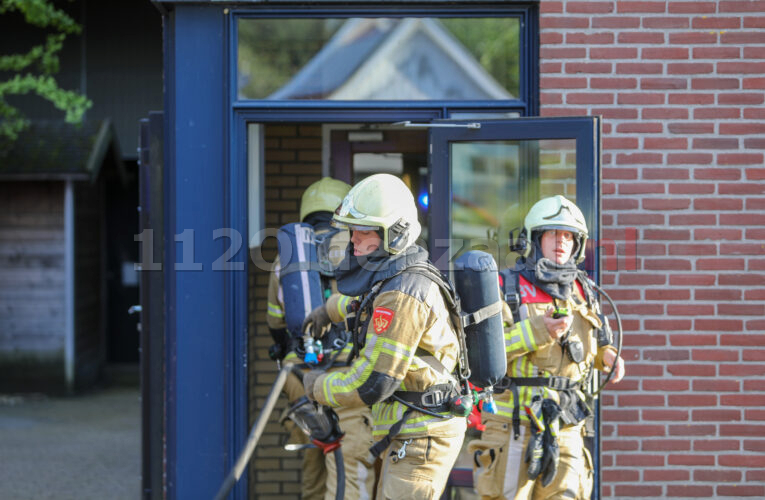 Brandweer redt mensen uit woning vol rook