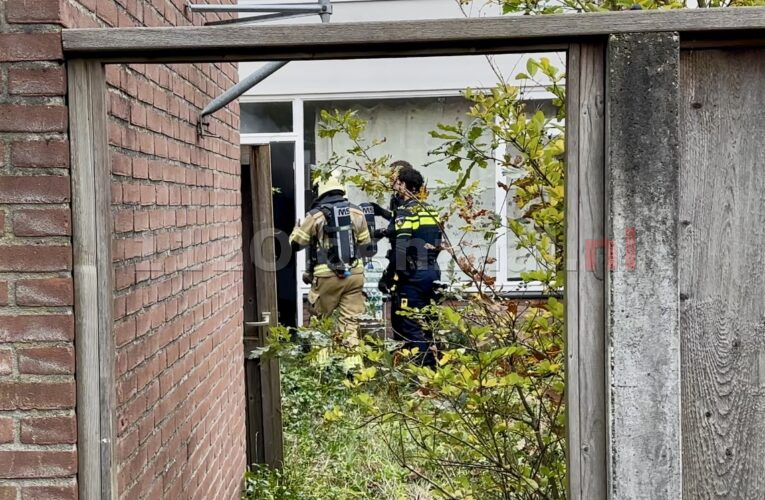 VIDEO: Brandweer haalt man uit woning vol rook in Oldenzaal