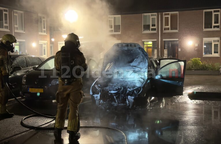 VIDEO: Autobrand op parkeerdek van winkelcentrum In den Vijfhoek in Oldenzaal