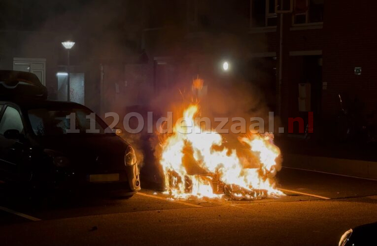 Autobrand op parkeerdek van winkelcentrum In den Vijfhoek in Oldenzaal