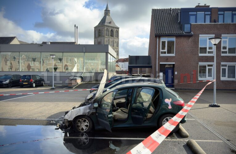 UPDATE: Politie doet onderzoek naar autobrand op parkeerdek van winkelcentrum In den Vijfhoek