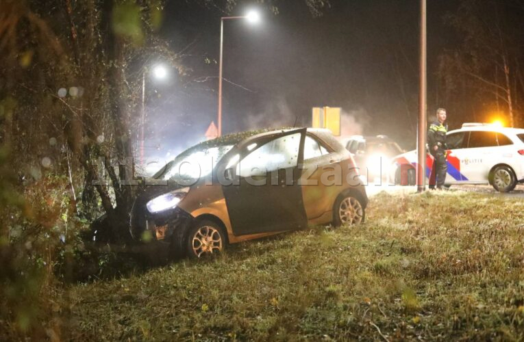 Auto in tegen boom tussen Losser en Oldenzaal