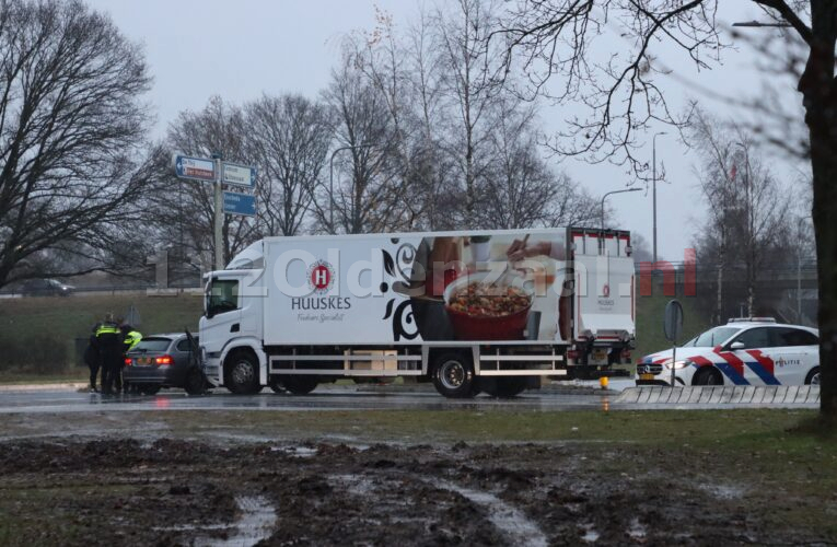 Aanrijding tussen vrachtwagen en personenauto in Oldenzaal