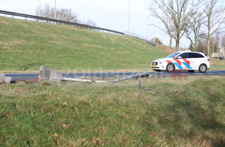 Auto ramt lantaarnpaal op de N342 in Oldenzaal