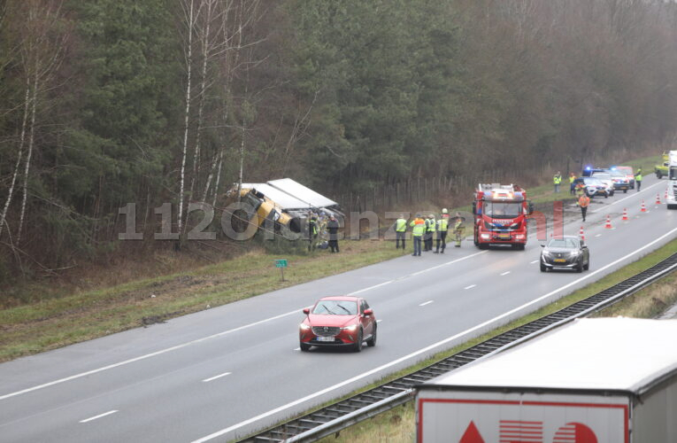 Vrachtwagen op de kant op A1 bij De Lutte