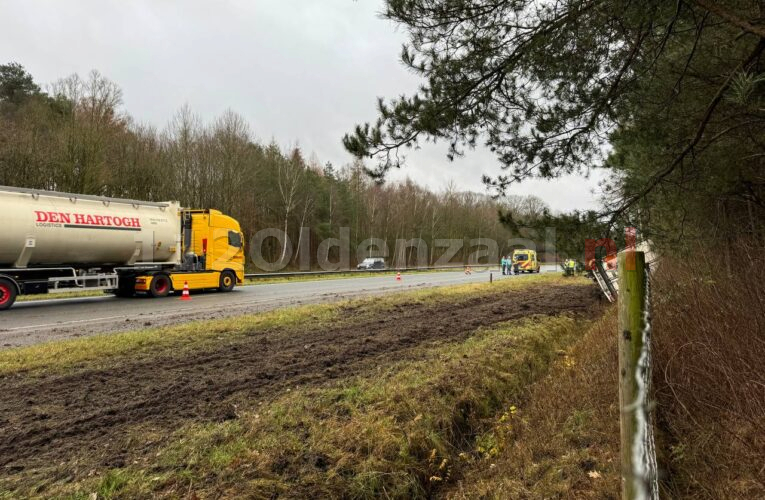 UPDATE: Vrachtwagen op de kant op A1 bij De Lutte